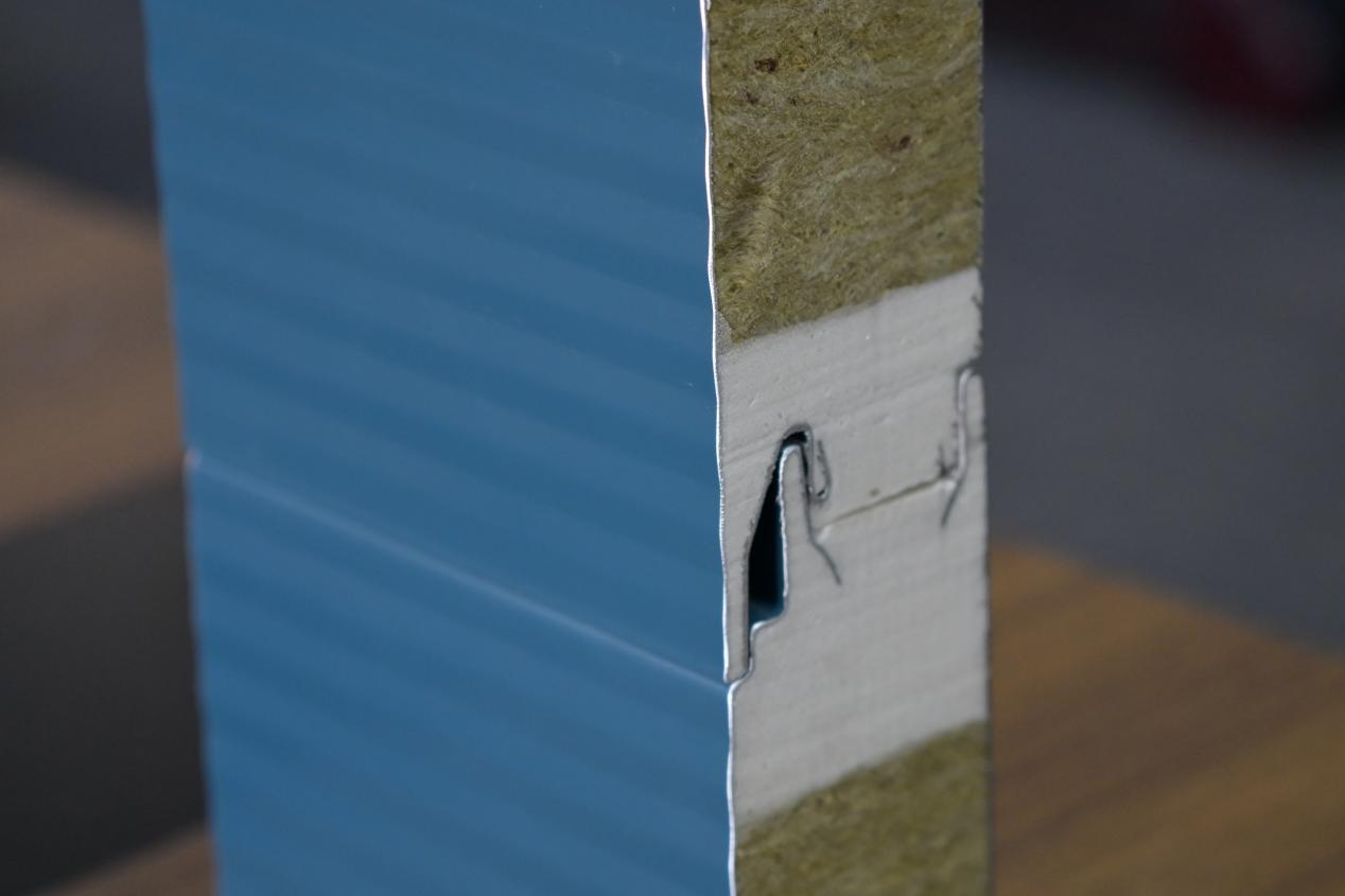 彩鋼巖棉夾芯板：打造高效節能的建筑新選擇(圖2)