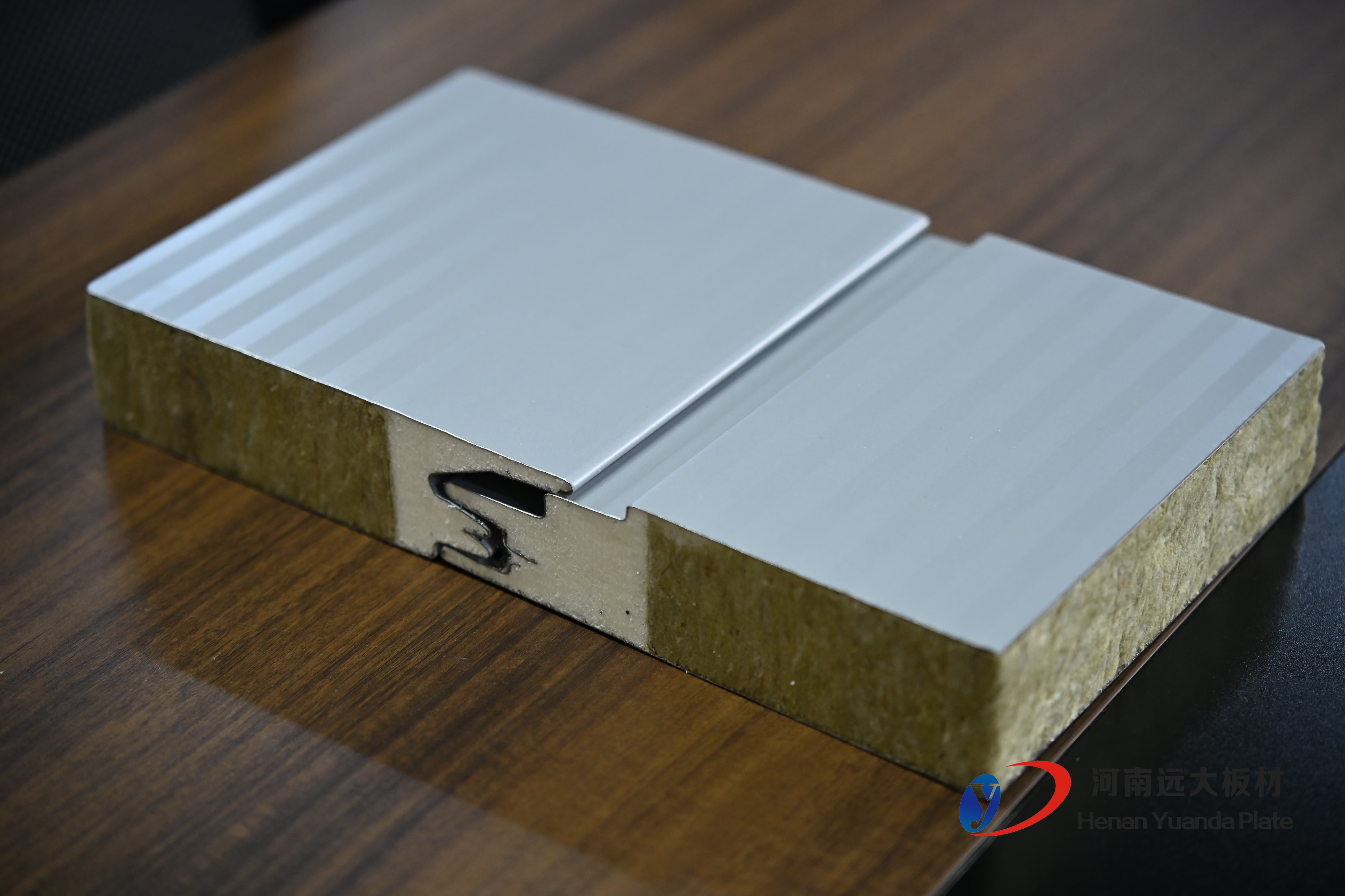 聚氨酯夾芯板價格揭秘：一平方多少錢？如何選對高性價比方案？