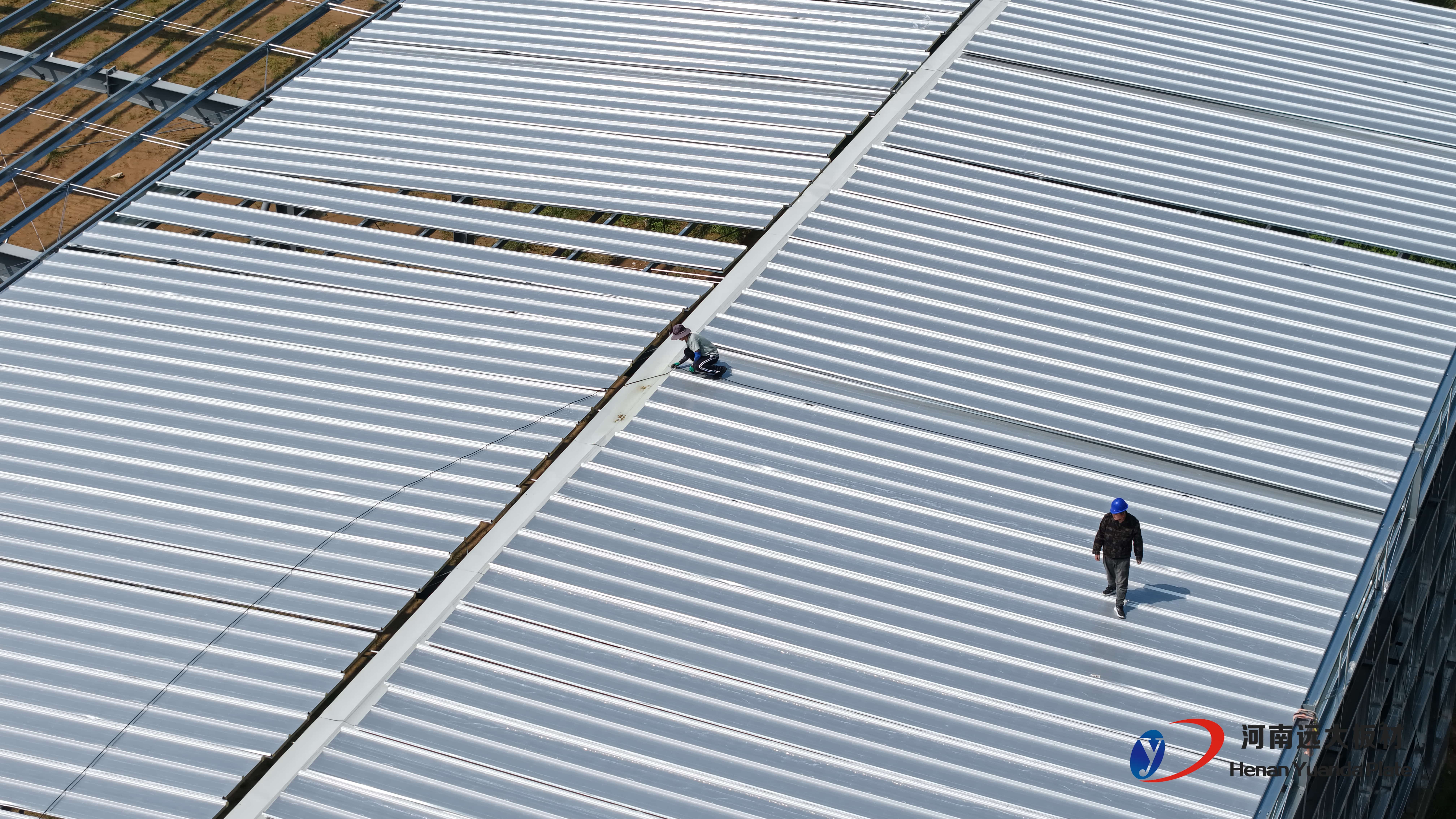 聚氨酯夾芯板和巖棉夾芯板哪個好？主要區別與選擇指南(圖1)