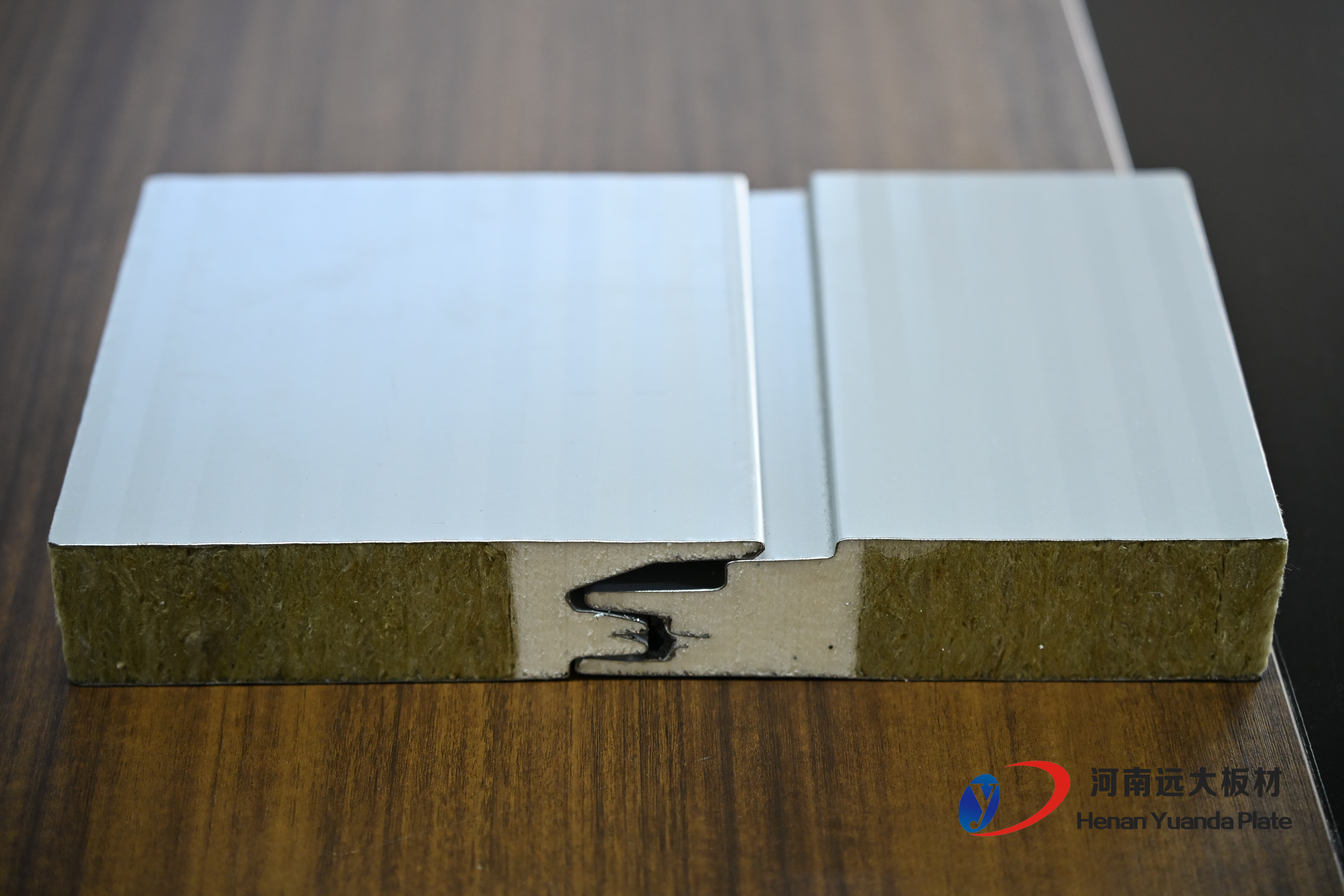 聚氨酯封邊巖棉夾芯板為何成為高端建筑保溫優(yōu)選材料？(圖3)