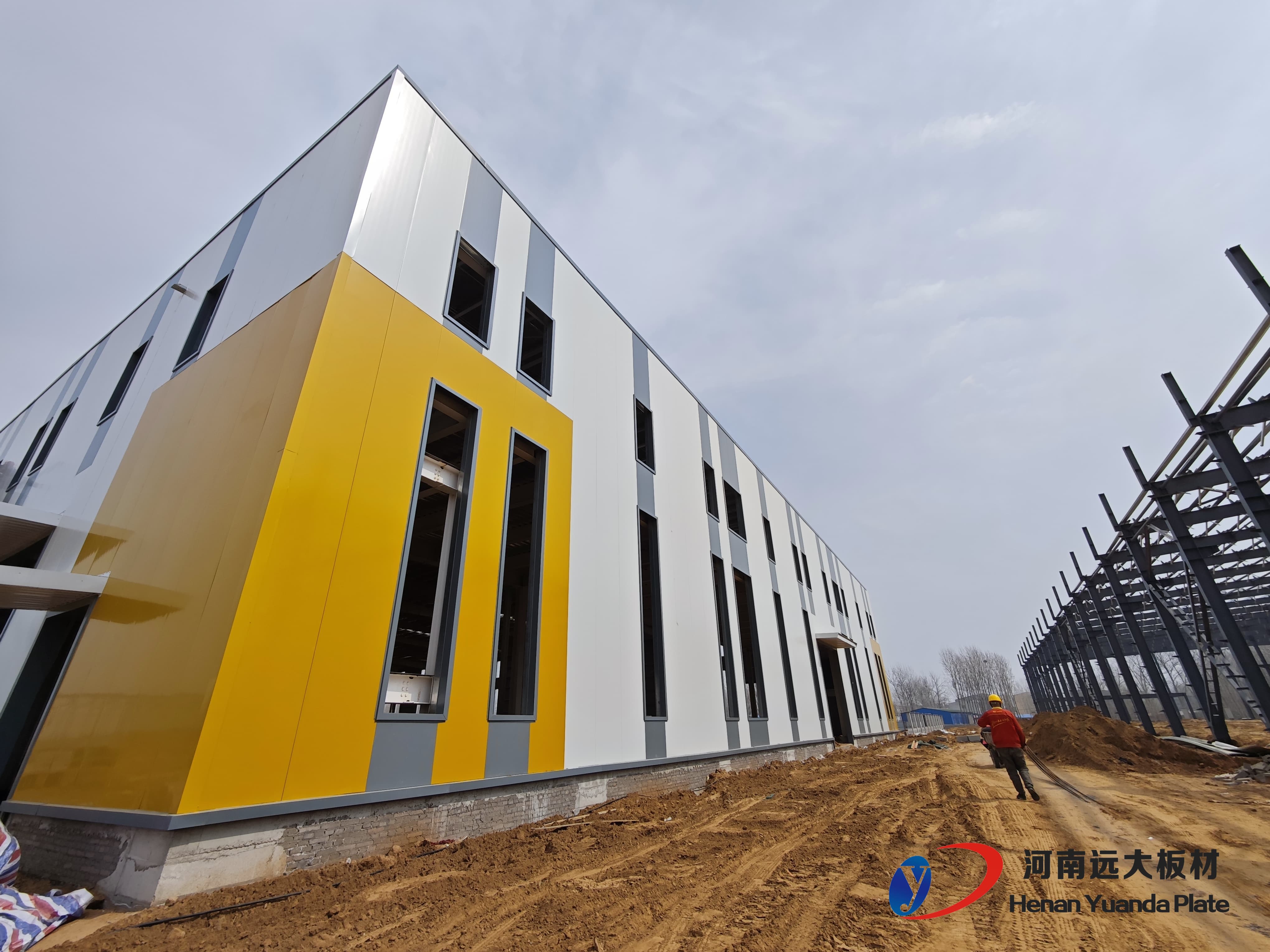 效率與性能的平衡之選:解析聚氨酯夾芯板為何主導工業建筑圍護系統(圖3) 效率與性能的平衡之選:解析聚氨酯夾芯板為何主導工業建筑圍護系統(圖3)