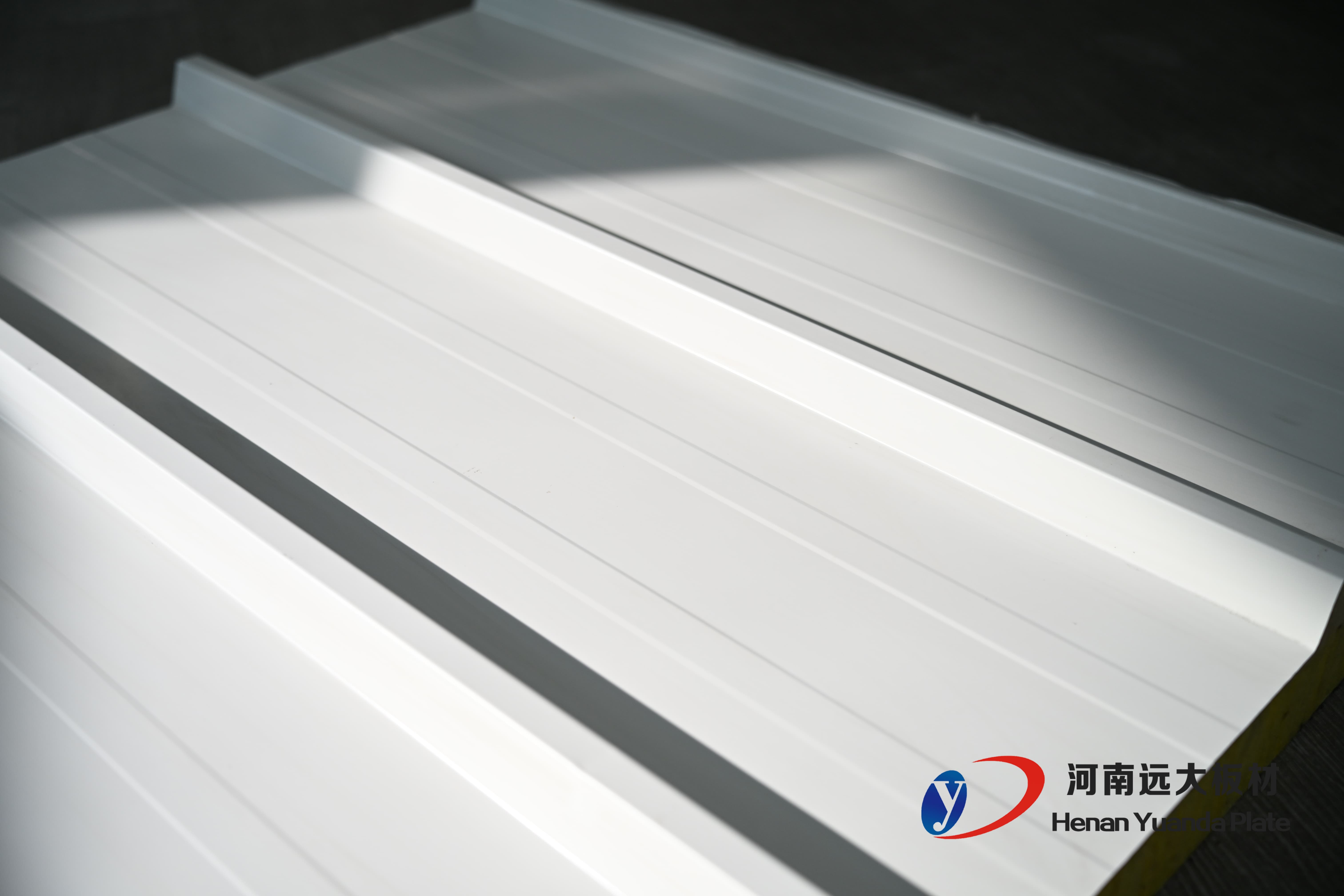 邁向高性能工業(yè)廠房：揭秘聚氨酯夾芯板如何成為您的競(jìng)爭(zhēng)優(yōu)勢(shì)