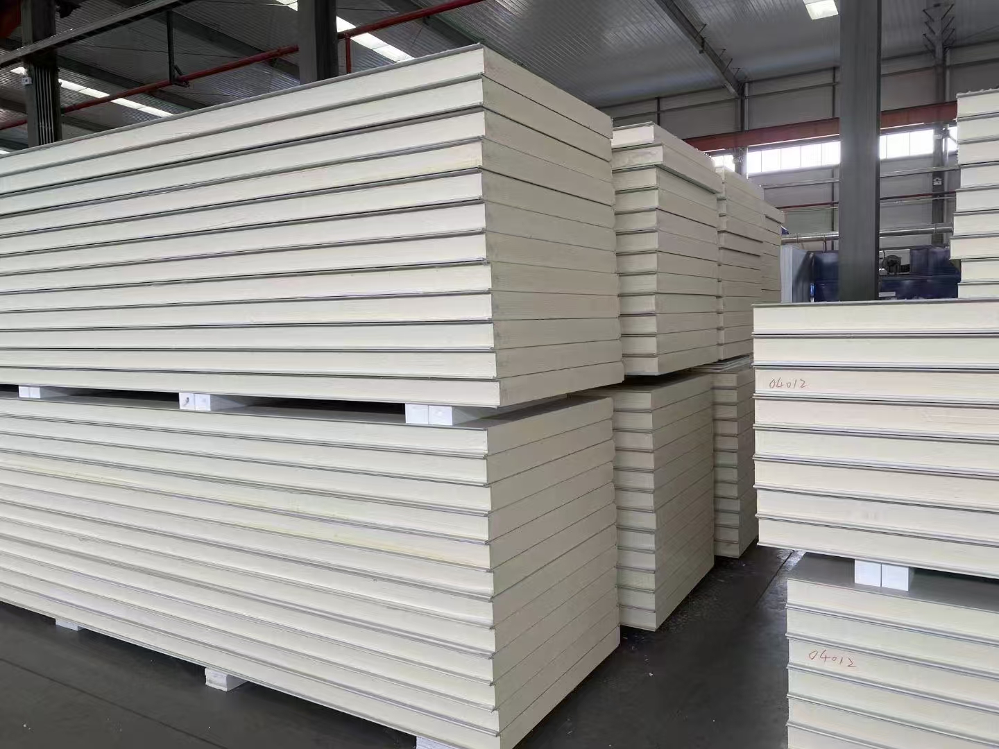 聚氨酯冷庫板:高效保溫,守護冷鏈安全的優選材料(圖2) 聚氨酯冷庫板:高效保溫,守護冷鏈安全的優選材料(圖2)